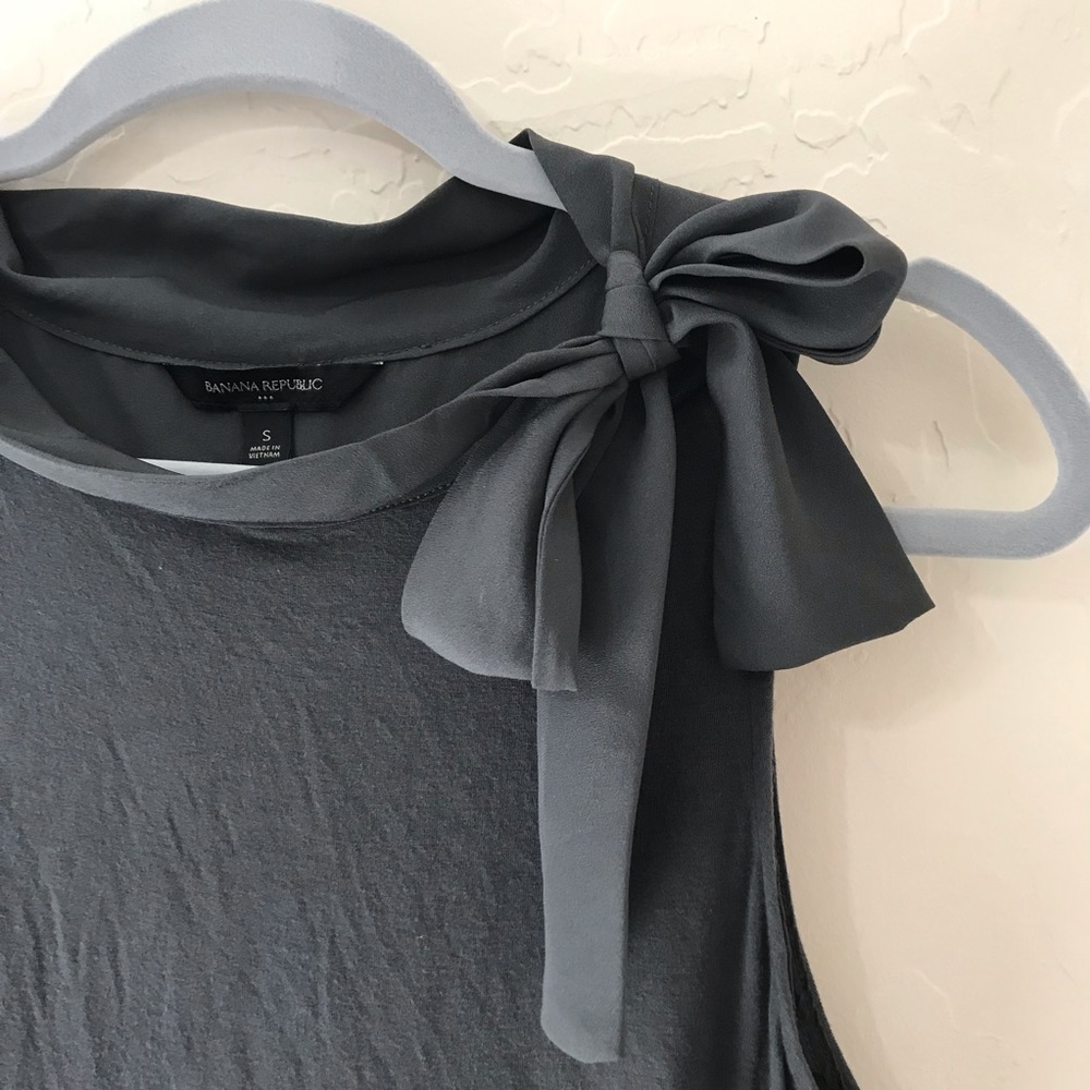 Banana Republic Grey sleeveless blouse - Picture 3 of 3
